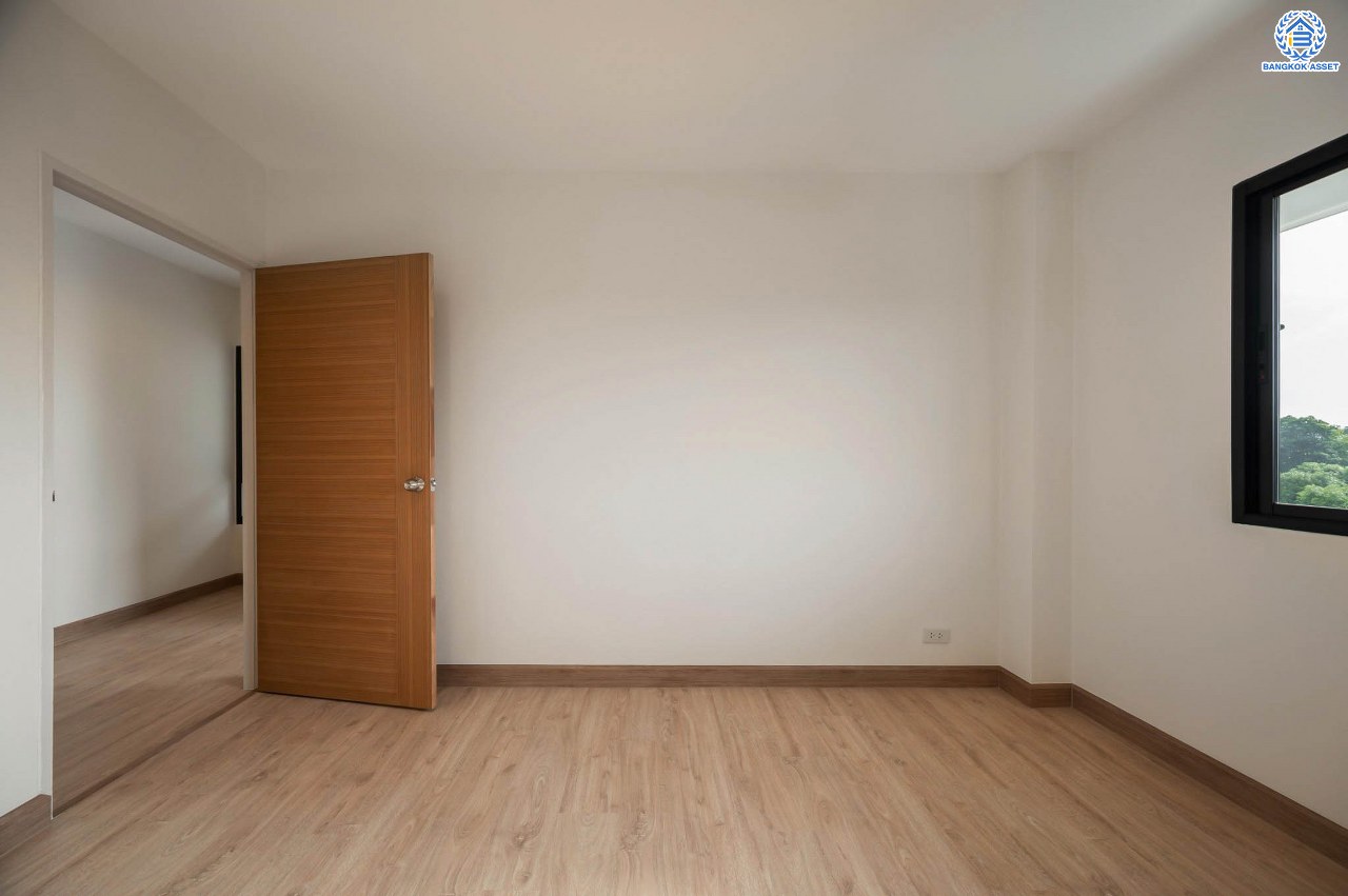 บ้านมือสองตกแต่งใหม่ โครงการ มณธานี บางแค บ้านเดี่ยว 3 ชั้นหลังมุม ดีไซน์หรูหรา เนื้อที่กว้าง 65.6 ตร.ว. พื้นที่ใช้สอย 240 ตร.ม. ฟังก์ชัน 5 ห้องนอน 4 ห้องน้ำ 2 ที่จอดรถ ฟังก์ชันครบตอบทุกไลฟ์สไตล์ บนทำเลศักยภาพ เชื่อมต่อถนนกาญจนาภิเษก ใกล้เดอะมอลล์บางแค ใกล้รถไฟฟ้าสายสีน้ำเงิน "สถานีหลักสอง" และจุดขึ้นทางด่วน "กาญจนาภิเษก"